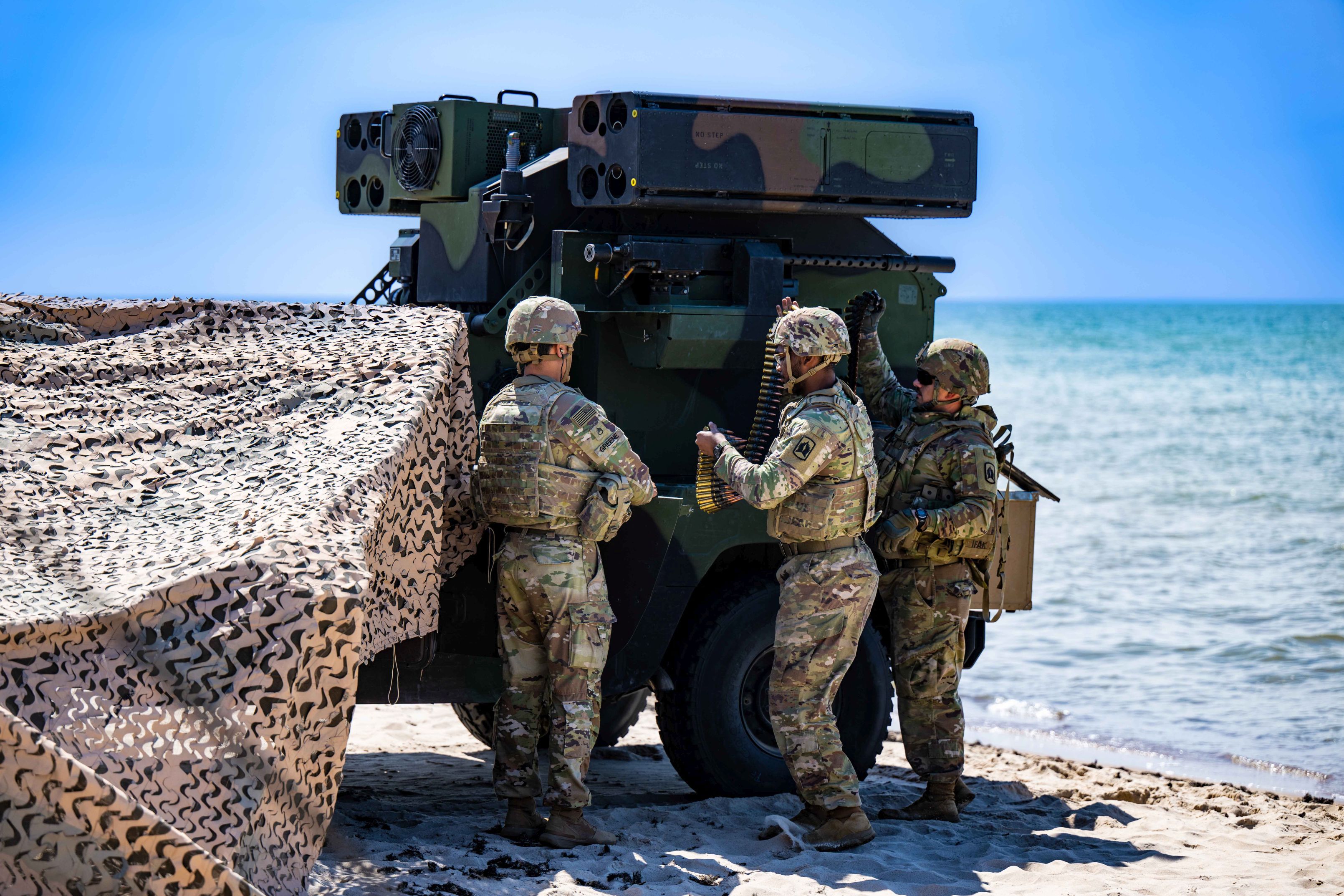 Care este țara europeană ce reintroduce armata obligatorie. Bărbații cu vârste între 18 și 27 de ani trebuie să urmeze un an de serviciu militar. Cei care refuză pot fi amendați sau chiar încarcerați