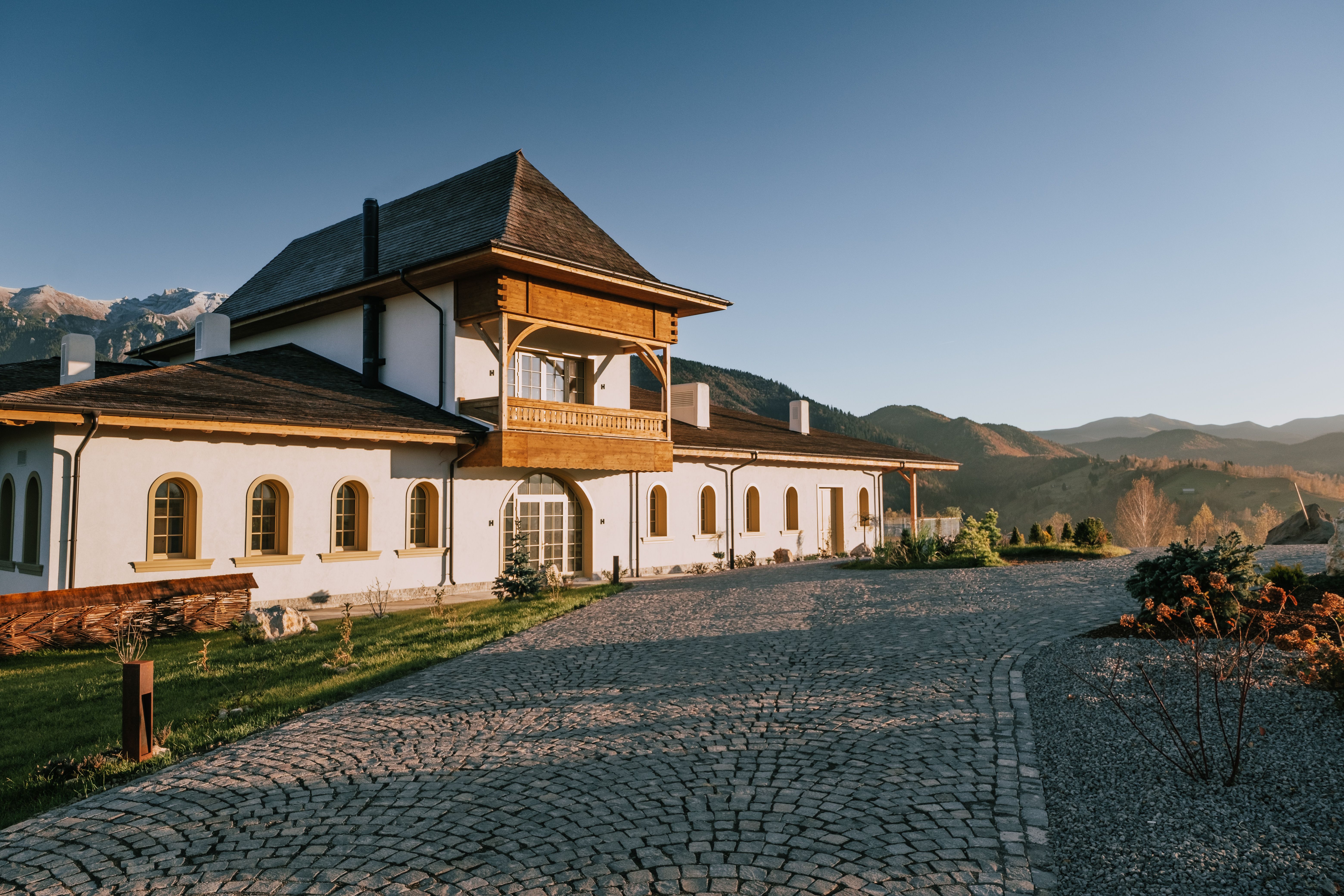 Familia Căluianu, cu afaceri în domeniul instalațiilor, a investit 7,5 milioane euro în Matca Transylvania Sanctuary, un hotel boutique de lux în Șimon, Brașov