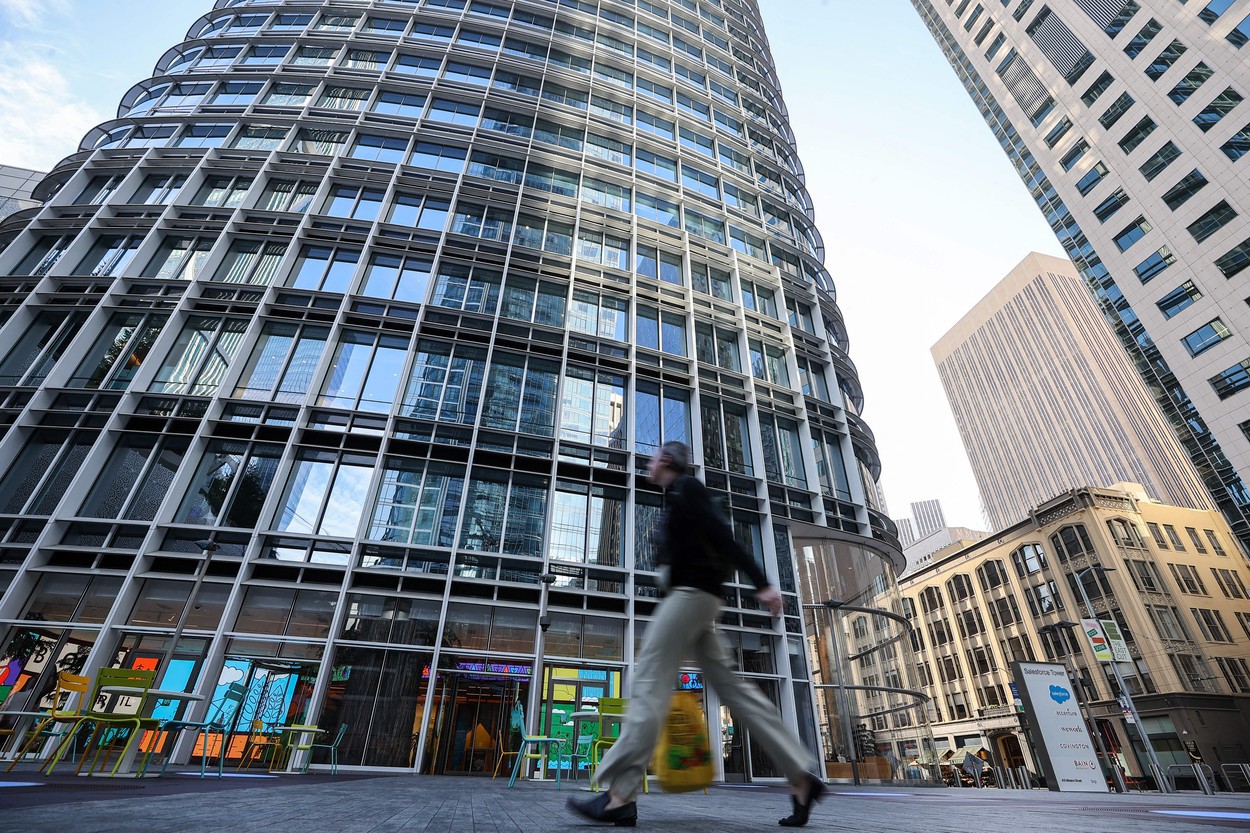 Ce salarii câștigă șefii marilor bănci: Gigantul american Citi a majorat salariul CEO-ului Jane Fraser la 26 mil. dolari, deși profitul a scăzut cu 40%. Salariul lui Jamie Dimon, șeful JPMorgan a crescut la 36 mil. dolari, în timp ce compensațiile lui James Gorman, Morgan Stanley, au urcat la $37 mil., iar David Solomon de la Goldman la $31 mil.
