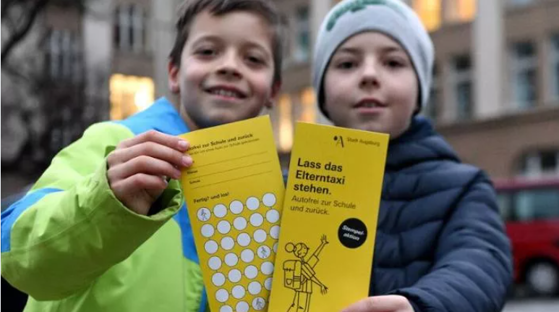 Gata cu părinții-taxi: un oraș german încurajează copiii să meargă singuri la școală
