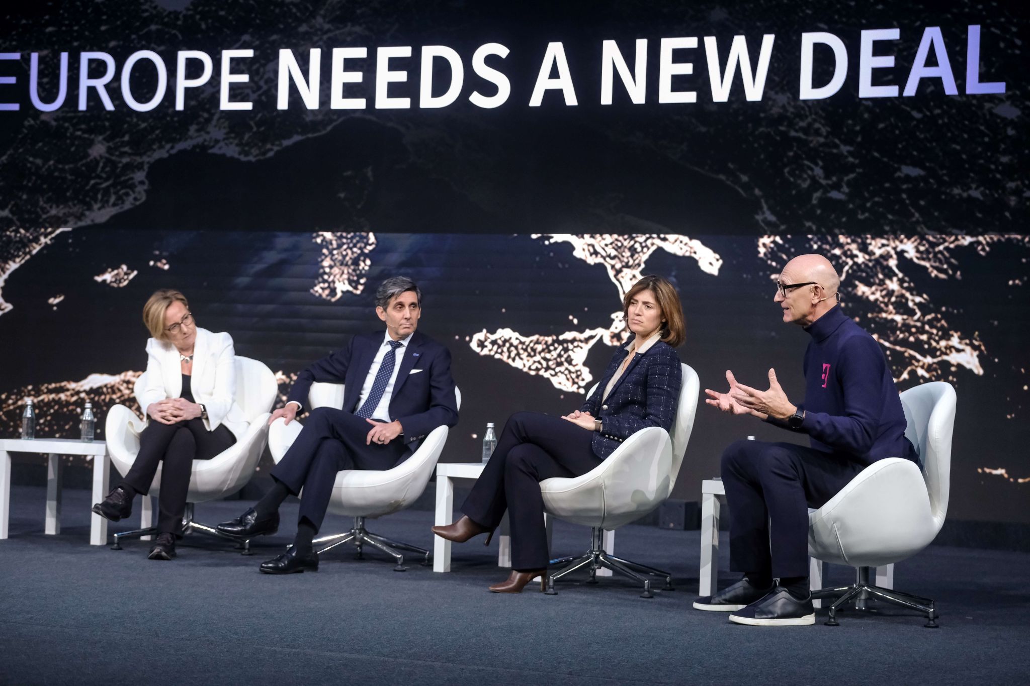 Giganții europeni din telecom le cer birocraților de la Bruxelles un „new deal” pentru industrie: taxe mai mici, relaxarea regimului de fuziuni & achiziții și reducerea numărului de jucători în schimbul unor investiții mai mari și recuperarea decalajului față de SUA și Asia