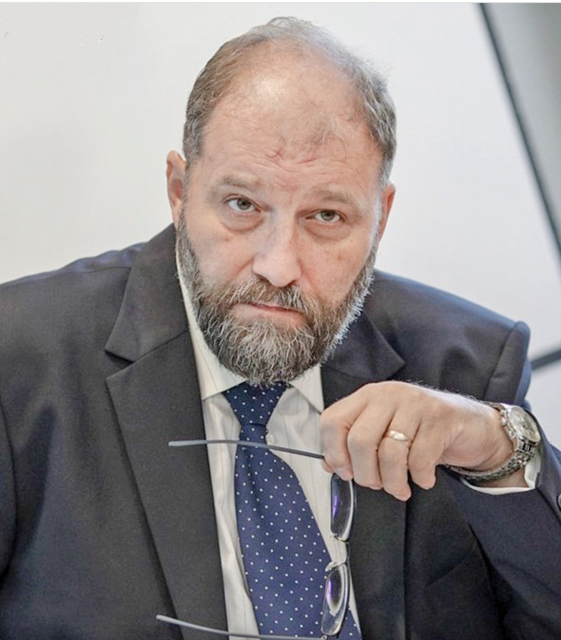 ZFvă prezintă cine conduce România: Cine conduce Oficiul Național de Prevenire și Combatere a Spălării Banilor: un președinte și un vicepreședinte și doi subsecretari de stat