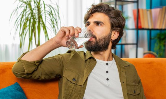 4 obiceiuri proaste la masă care te fac să îmbătrânești mai repede