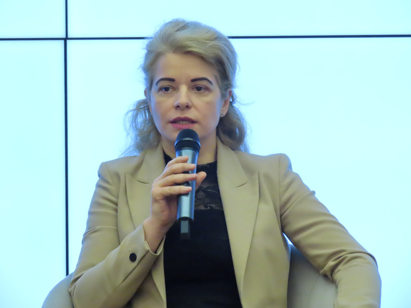Gabriela Folcuț, director executiv, ARB: Sistemul bancar din România se află într-o poziție prudențială și financiară adecvată. Băncile din România sunt solide și bine capitalizate, indicatorul de solvabilitate a ajuns la aproape 22,51% în luna decembrie 2023, de aproape trei ori peste minimul solicitat