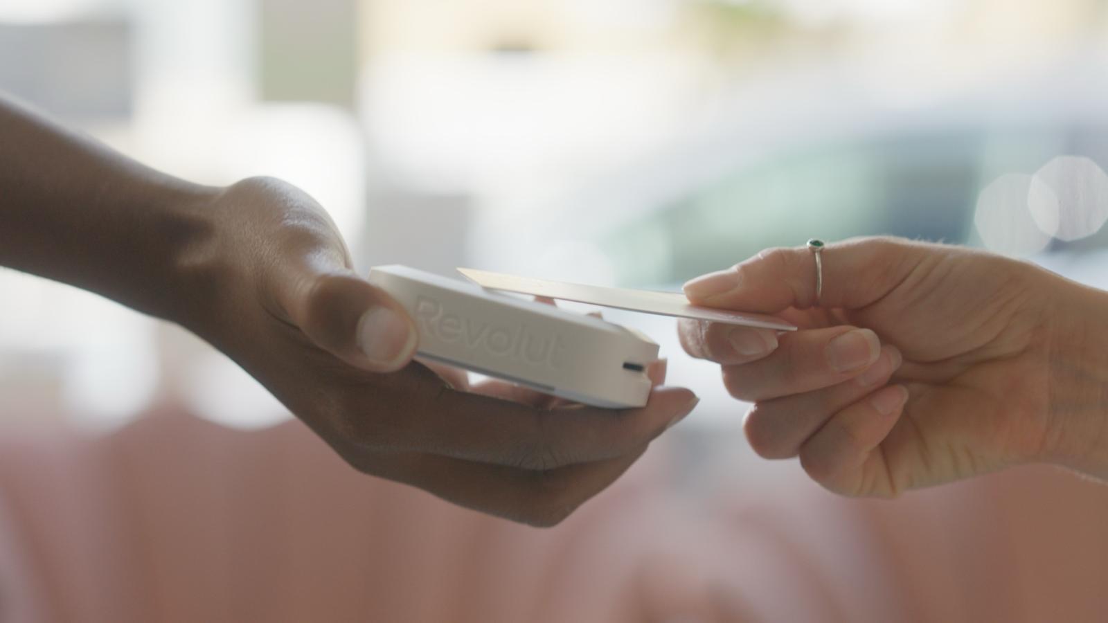 Revolut lansează și pe piata din România Revolut Reader, un terminal de încasare a plăților destinat comerciantilor, antreprenorilor sau vânzătorilor ambulanți, care permite plata cu cardul la orice punct de vânzare