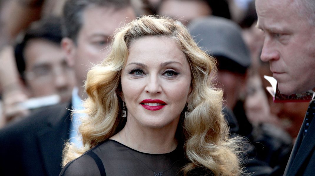 Gafă făcută de Madonna: a țipat la un fan să se ridice și apoi a realizat că era în scaun cu rotile