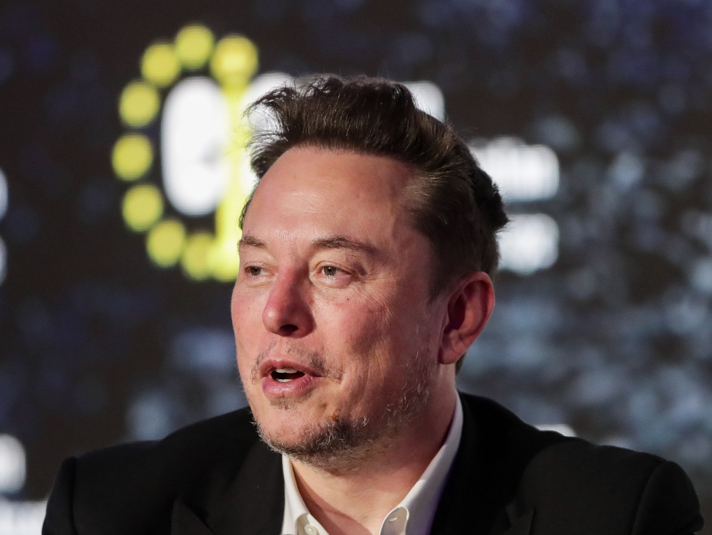 Elon Musk nu mai este cel mai bogat om din lume. Cine este miliardarul care l-a detronat