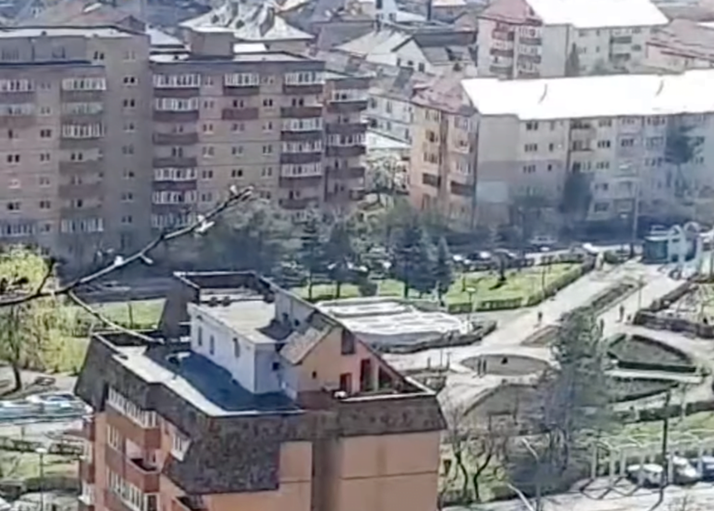Un bărbat din Brașov și-a făcut o „vilă” pe acoperișul unui bloc de opt etaje. Cum a construit-o complet legal