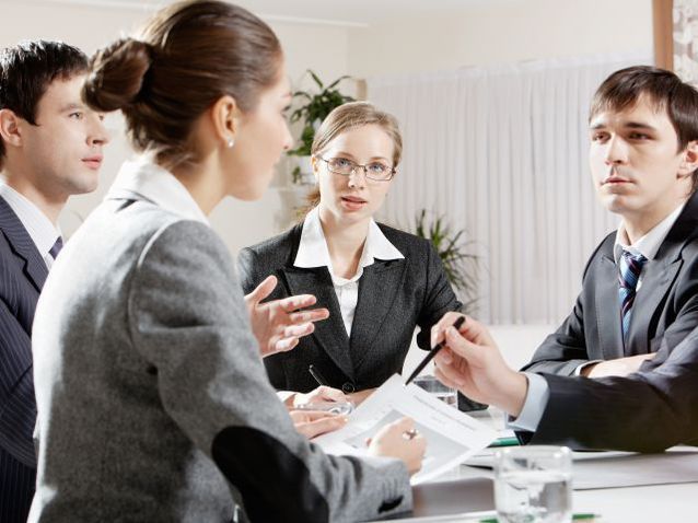 Tinerii se simt dezamăgiți de politică și de societate, arată un studiu global