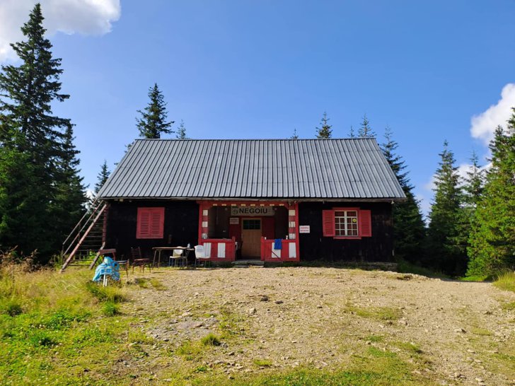 Prima cabană montană construită în România, în 1880, se află în județul Sibiu, la 1.540 m altitudine