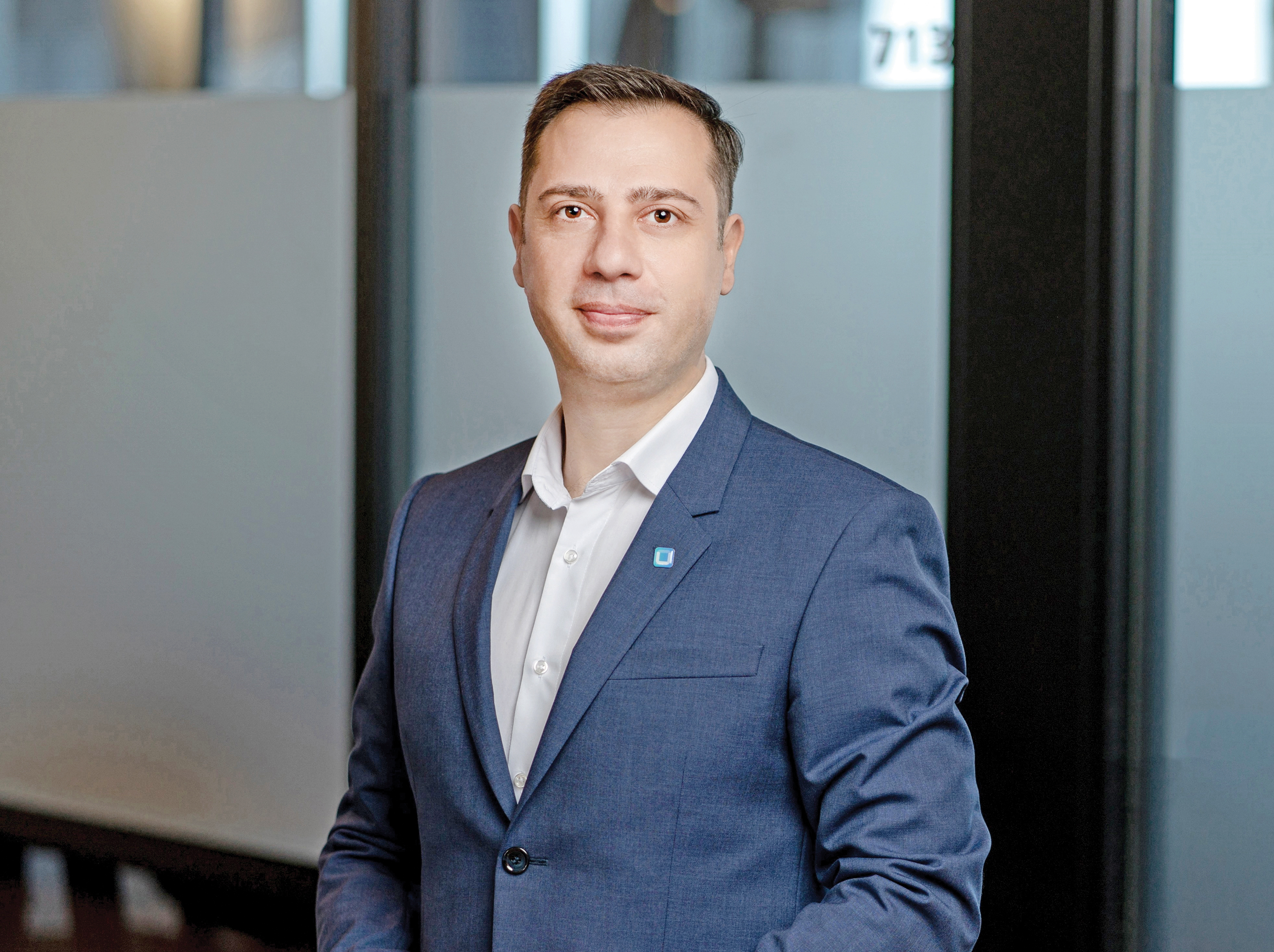 Cine este românul care a atras investiții de milioane de euro cu un site deschis în 2011 în țara noastră