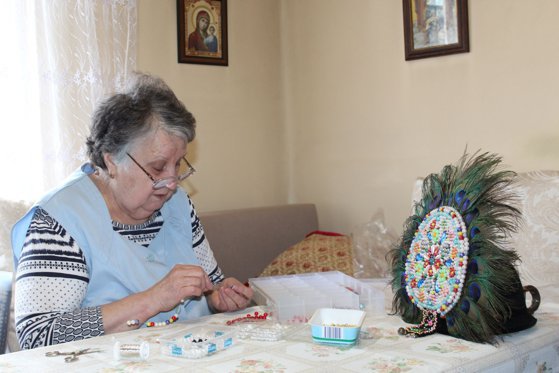 O fostă contabilă din Sibiu confecționează celebra „peană” a Junilor