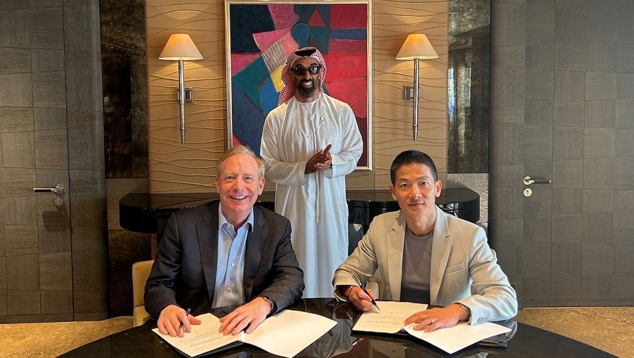 Microsoft va investi 1,5 miliarde de dolari în grupul de inteligență artificială G42 din Abu Dhabi. Acordul face parte din planul meticulos definit de CEO-ul Satya Nadella de a domina acest spațiu cu rate de creștere explozive