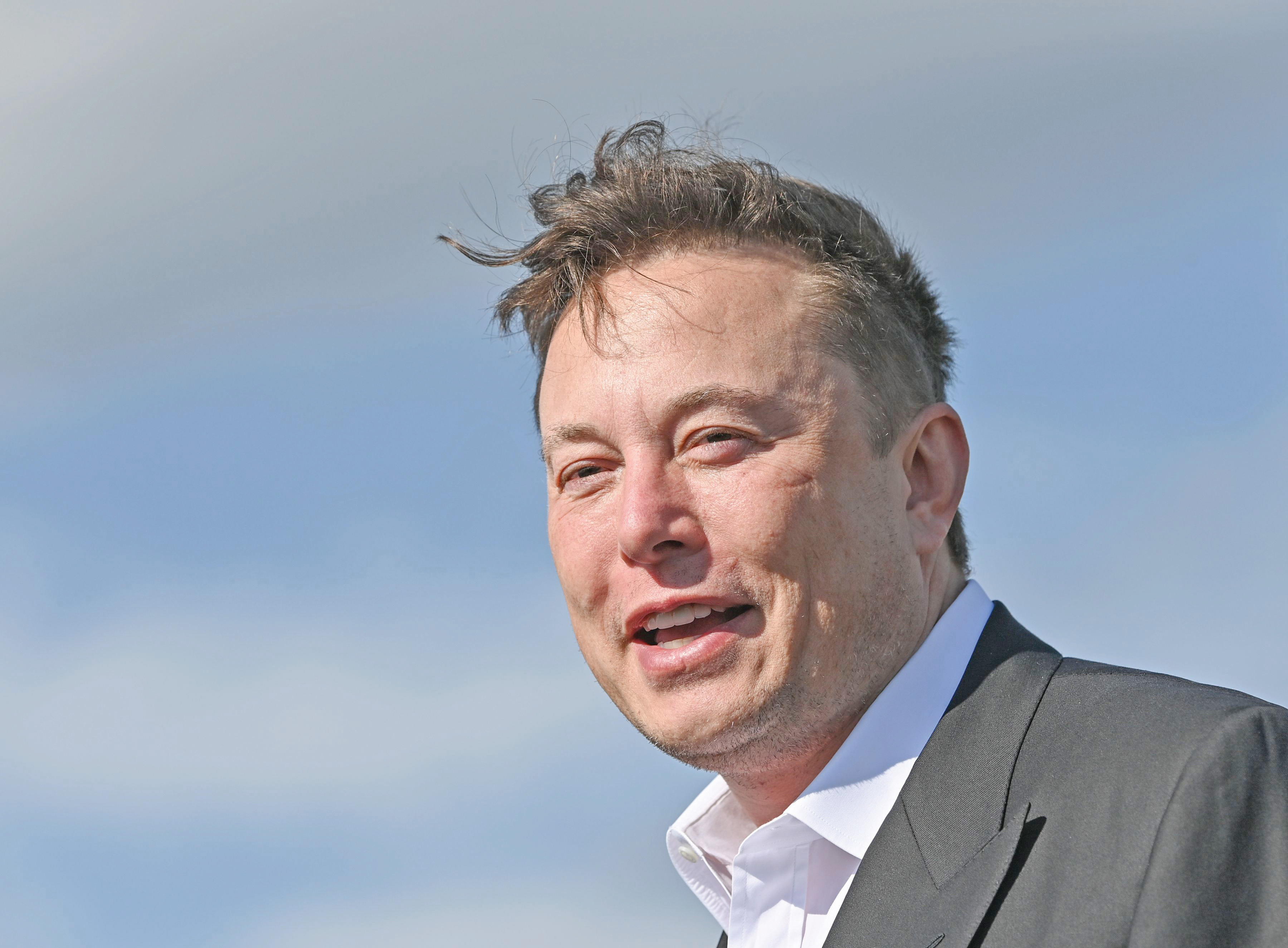 Un rival al companiei lui Elon Musk pregătește testarea unui implant cerebral