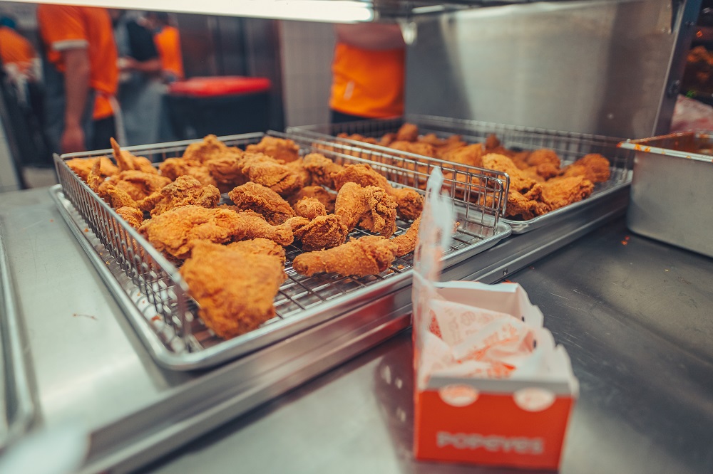 Americanii de la Popeyes se extind cu un restaurant în afara Bucureștiului, la doi ani după intrarea pe piața locală. Jakub Aleksandrowicz, director de marketing: Deschiderea face parte dintr-un plan de dezvoltare amplu în România
