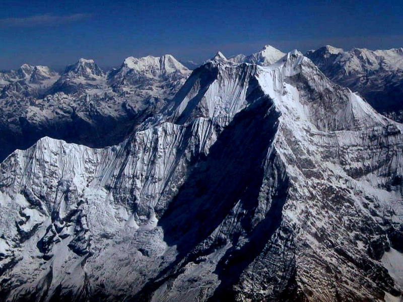 Un alpinist român a murit luni dimineață pe muntele Everest la peste 7000m altitudine