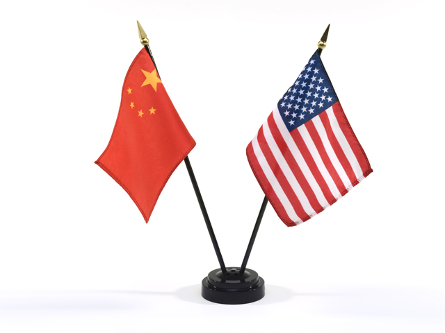 Biden și Trump se întrec în cât de agresivi pot fi tarifele impuse importurilor chinezești înainte de alegeri. După China, cine va urma, UE? Chinezii își fac fabrici după fabrici de mașini electrice în Ungaria