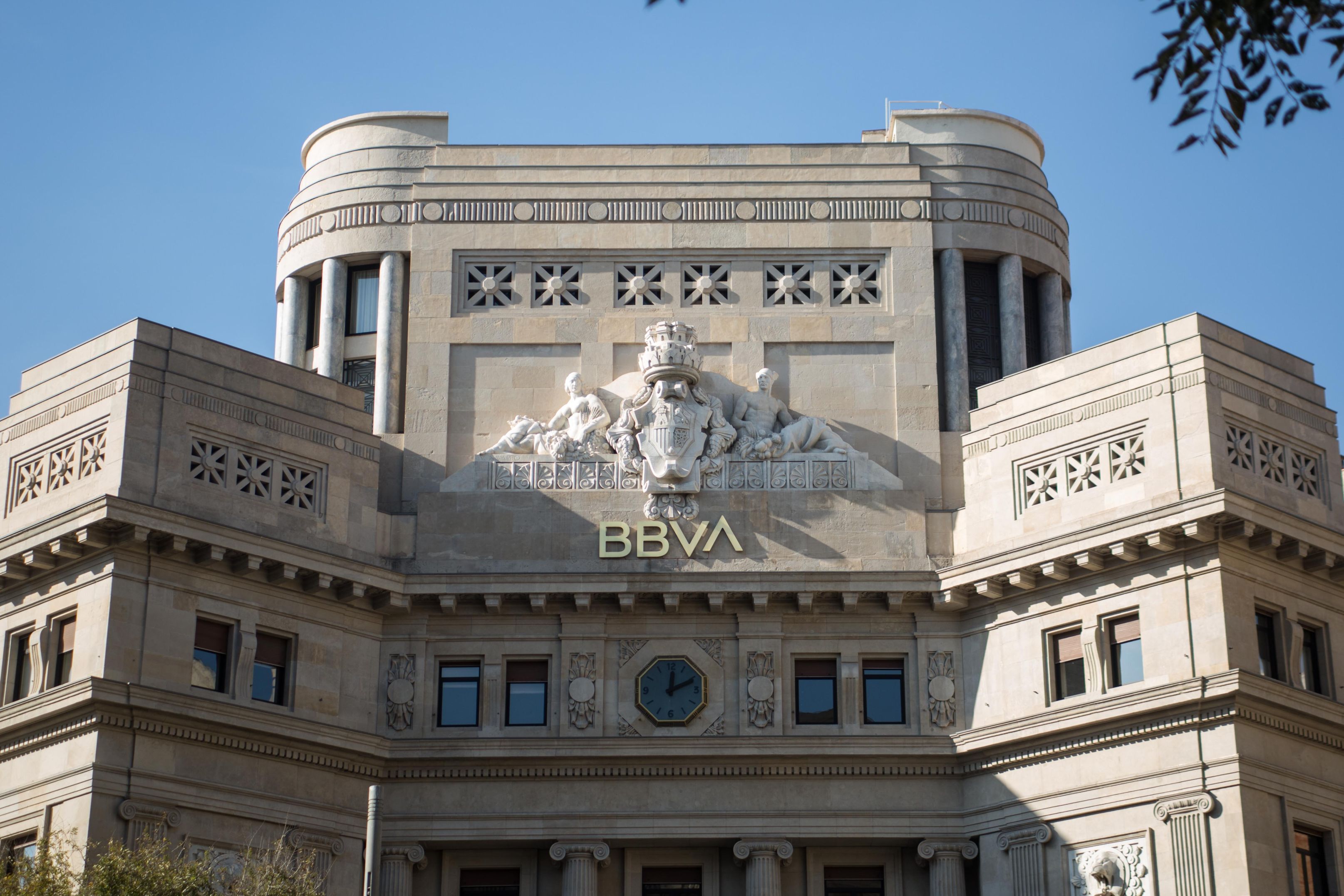Război bancar: Banca spaniolă BBVA a lansat o ofertă ostilă pentru Banco Sabadell, la nici o săptămână după ce a fost respinsă prima propunere. Guvernul spaniol avertizează că mișcarea ar putea avea efecte grave pentru sistemul financiar. BBVA deține Garanti BBVA Bank în România