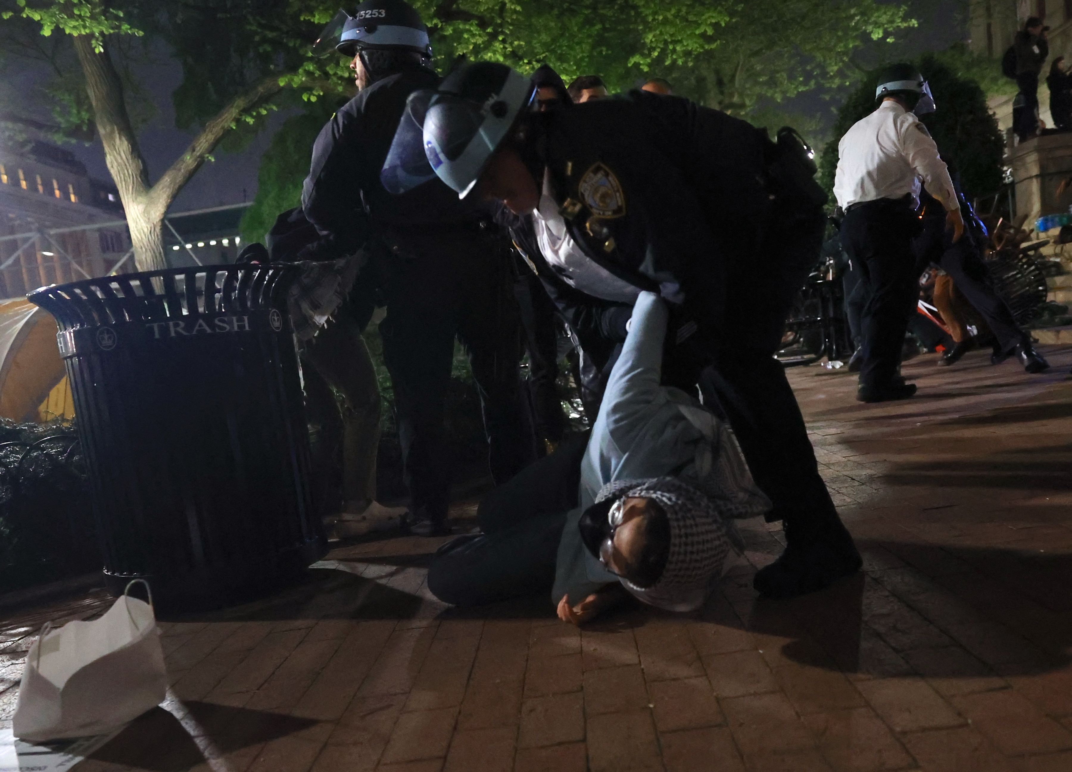 Cel mai mare scandal din SUA: Sute de polițiști în echipament de intervenție din New York au luat cu asalt campusul Universității Columbia, arestând zeci de protestatari pro-palestinieni în încercarea de a înăbuși tulburările care s-au extins în campusurile din întreaga țară și au inflamat diviziunile din SUA
