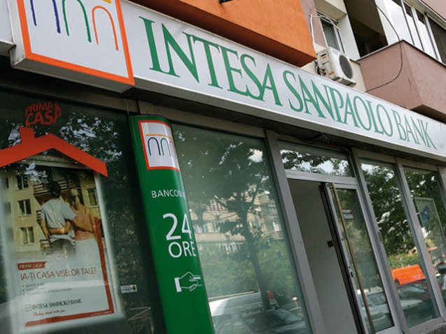 Grupul italian Intesa Sanpaolo a finalizat achiziția First Bank de la fondul american privat de investiții JC Flowers & Co și urcă în topul primelor 10 bănci din România