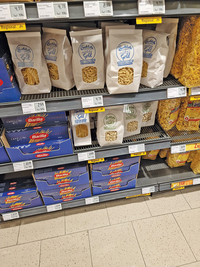 Scurta viață a unei legi „made in Ro“: 51% din produsele vândute în supermarketuri să fie românești. Cum ajunge România la deficitele uriașe pe carne, lapte, panificație, fructe și legume dacă retailerii mari susțin că vând în proporție de 90% „produse românești“?