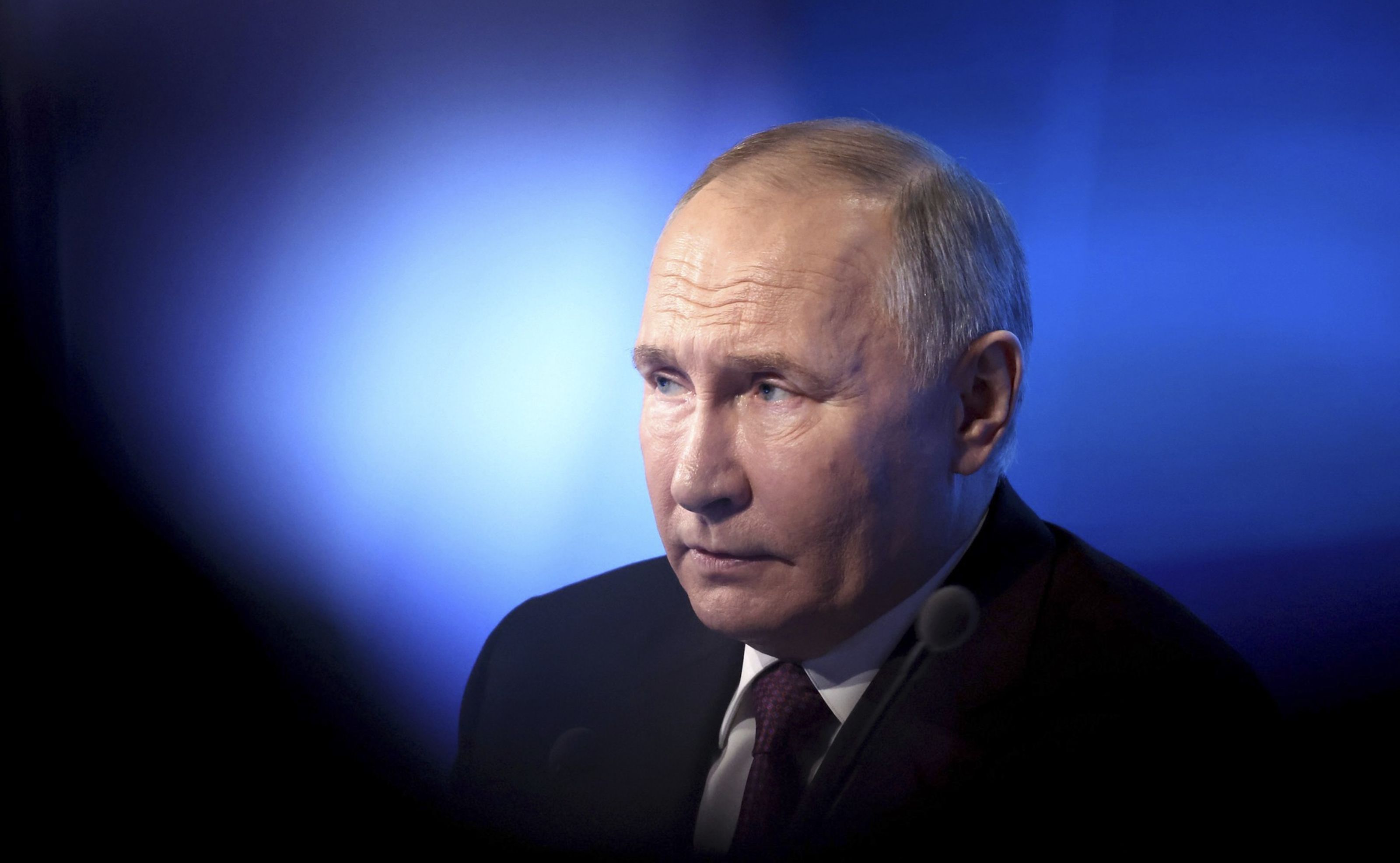 Putin s-a investit pentru un nou mandat de președinte al Rusiei. ”Vrem o nouă ordine mondială, în care Rusia trebuie să fie o mare putere. Suntem deschiși la dialog cu Occidentul, dar numai pe picior de egalitate și în condițiile puse de noi”