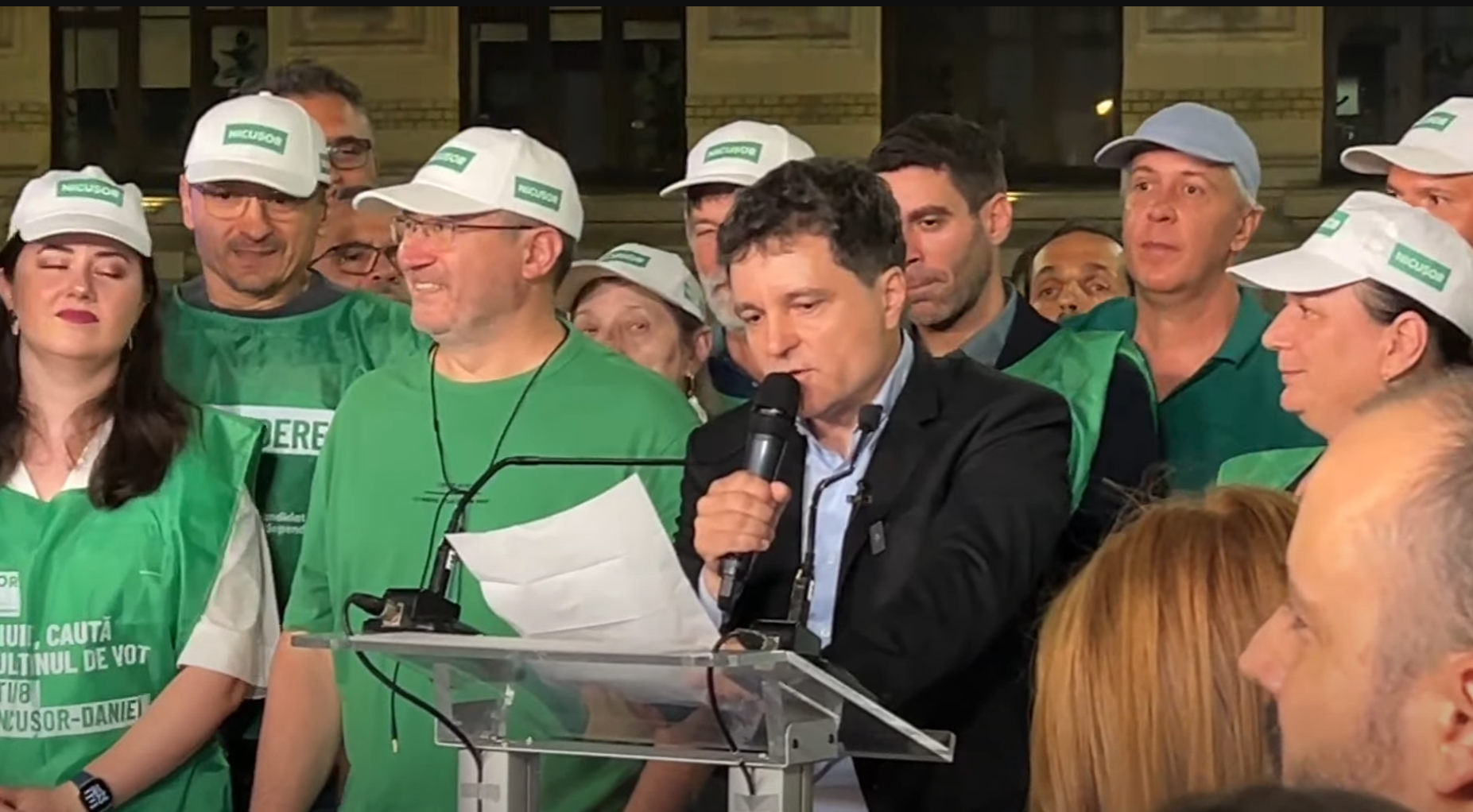 Nicușor Dan, după ce a obținut un nou mandat: Vreau un referendum local pentru a stabili cum se vor împărți banii între Primăria Capitalei și Primăriile de Sector. E absurd ca primarul de Sector să arunce cu autorizații pentru zeci și sute de blocuri în București, a căror legalitate nu o controlează nimeni, iar primarul Capitalei să răspundă pentru trafic