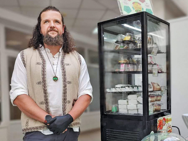 Un tânăr din Suceava face dulciuri fără zahăr, cu aronia, curmale și miere de la producători locali, pe care le vinde într-o rulotă și în săli de fitness, dar ambiția sa este să ajungă și în grădinițe și în școli