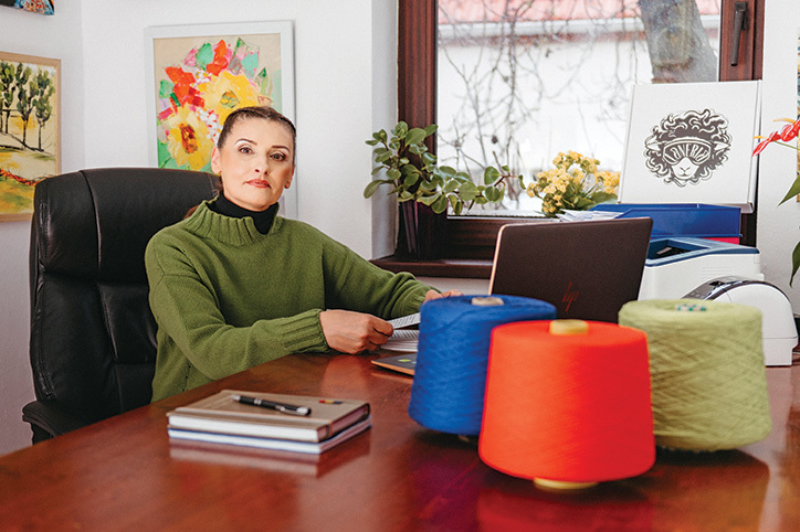 Afaceri de la Zero. Carmen Zamfir și fiul ei au pornit de la zero un atelier de creație vestimentară în Piatra Neamț, cu investiții de 100.000 de euro. „Jumătate din produsele noastre au plecat către femeile din București“