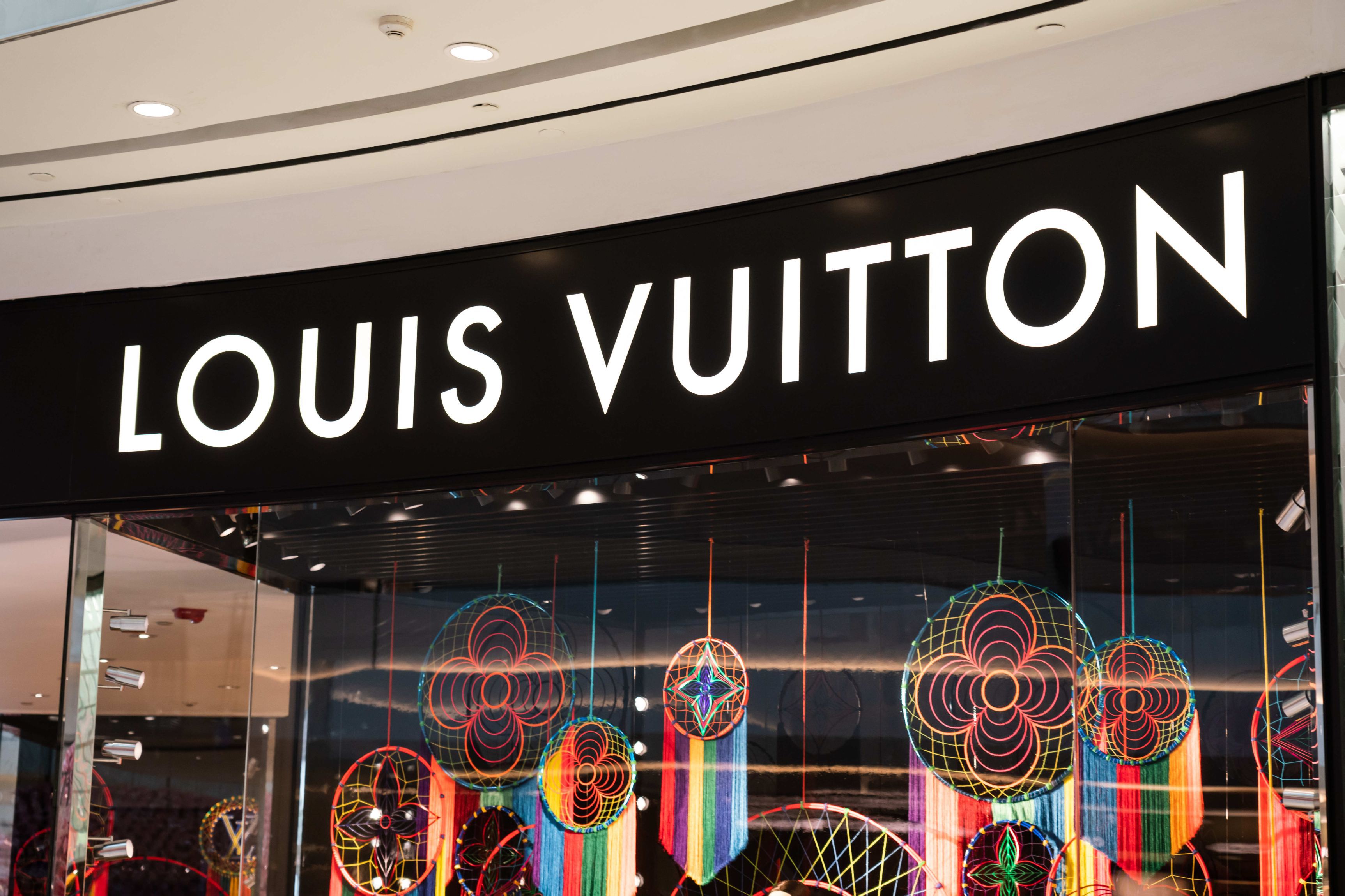 Ce afaceri deține LVMH, cel mai important actor din lumea luxului, în România? Proprietarul Louis Vuitton este cel mai mare producător de pantofi și genți de pe plan local