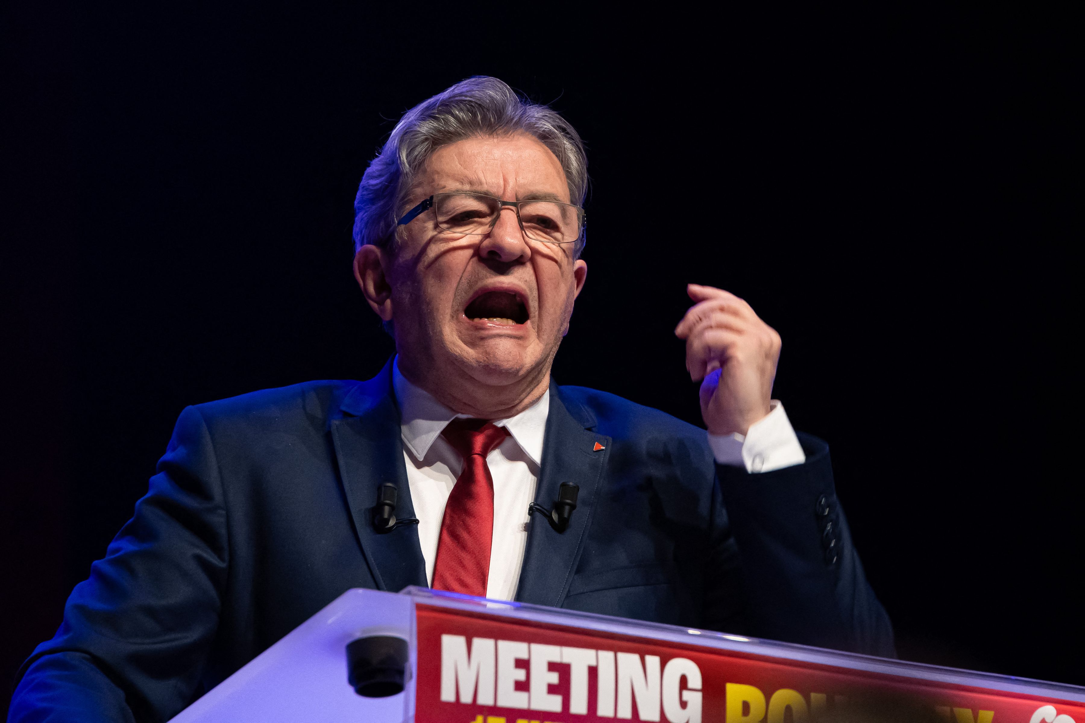 Noul pact de uniune a stângii din Franța dă semne de fisură, la doar două zile după ce a fost format într-o mișcare care amenința să eclipseze alianța centristă a lui Emmanuel Macron. Liderul de extremă-stânga Jean-Luc Mélenchon a lansat peste noapte o epurare a moderaților din partidul său care au pledat pentru unitate