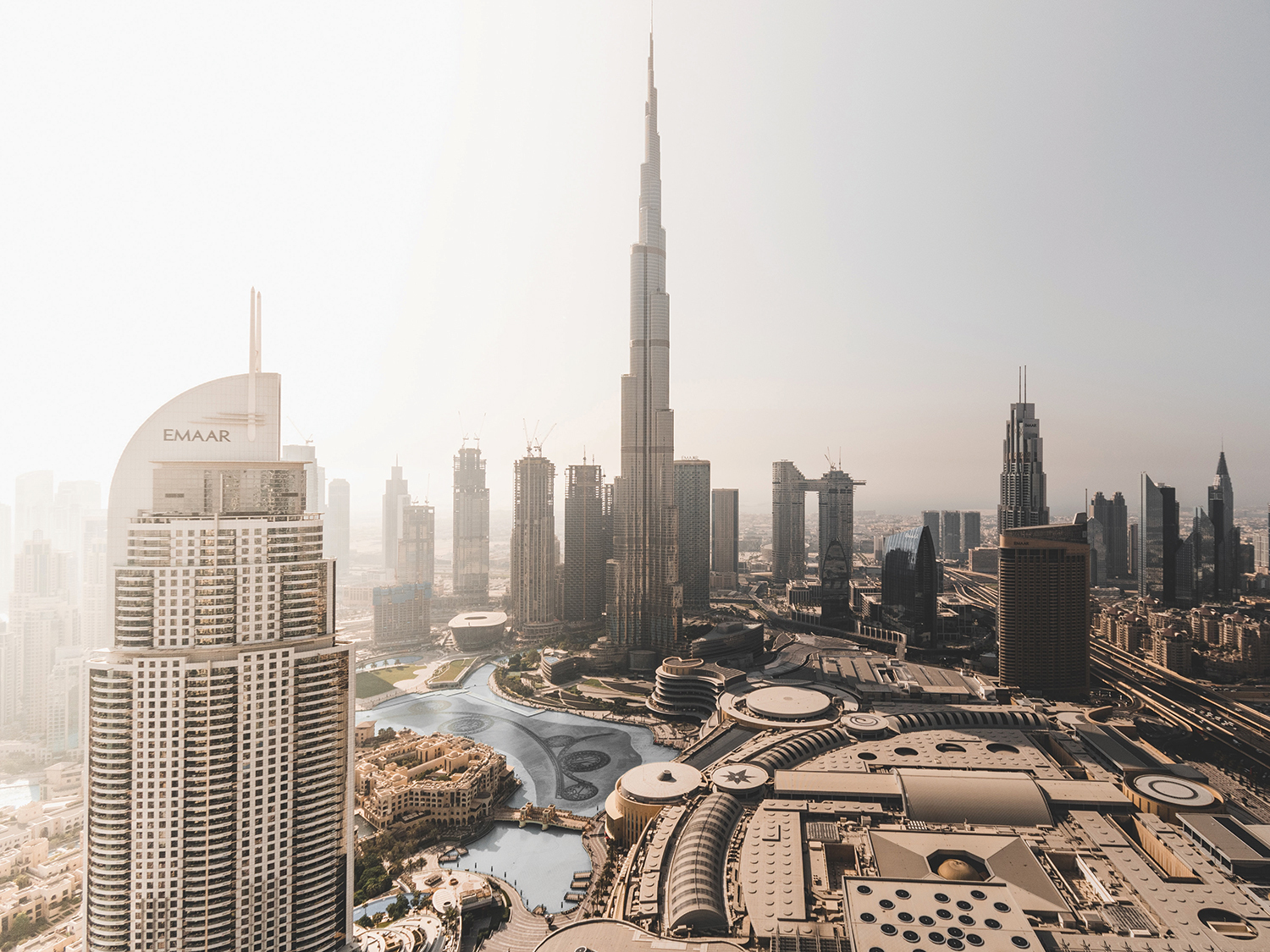 Dubai rămâne o destinație preferată pentru bogații lumii: Doar anul acesta 6.700 de milionari se vor reloca în mica țară din Golf. „În timp ce lumea se confruntă cu tensiuni geopolitice, instabilitate economică și tulburări sociale, oamenii bogați se află în căutarea unor locații sigure pentru ei și banii lor”