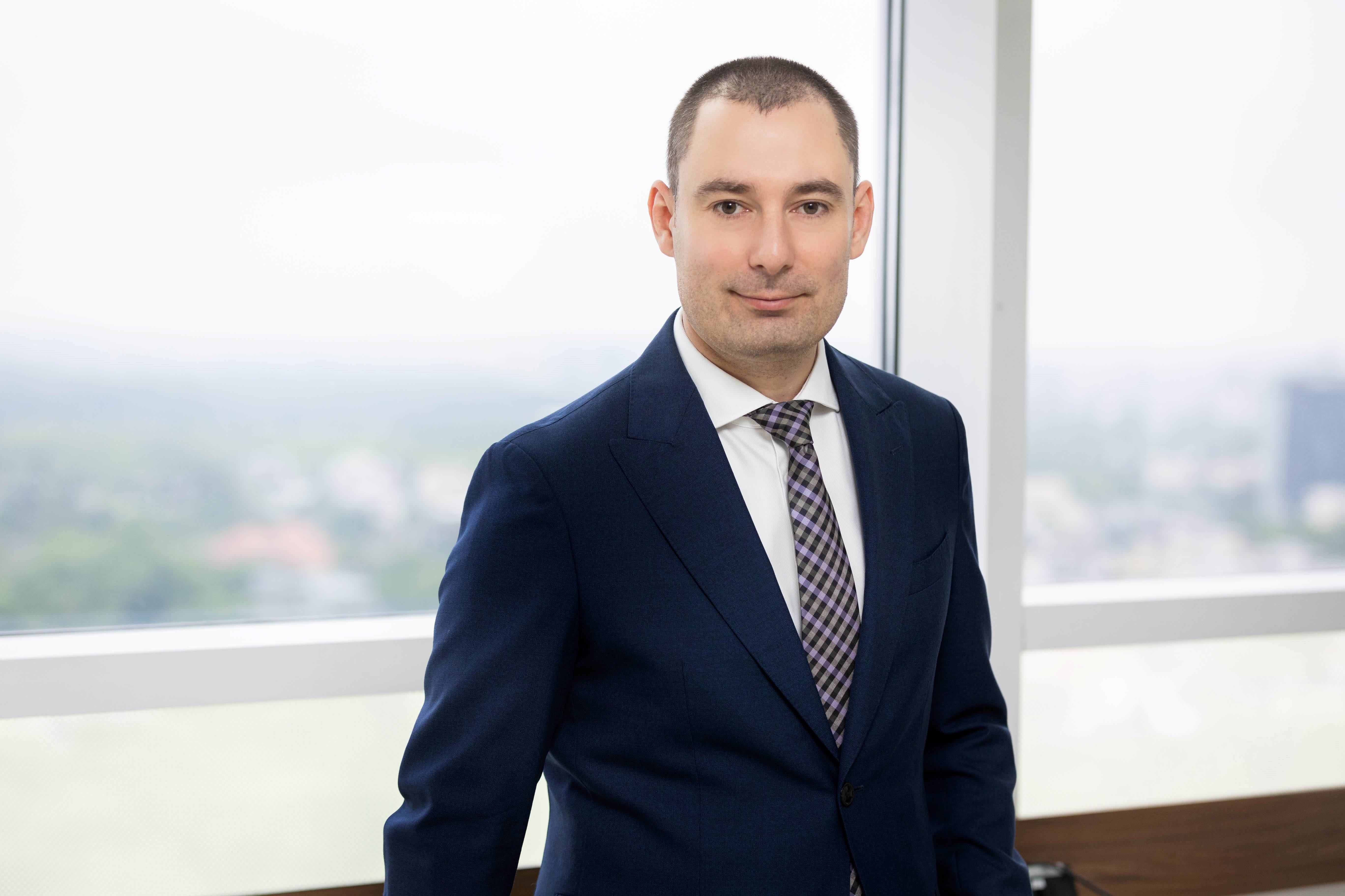EY România: România a urcat trei poziții în topul global al atractivitătii pe zona de energie regenerabilă, până pe locul 36. Mihai Drăghici, Partener: Există un potențial semnificativ de creștere, prin obținerea certificării europene a garanțiilor de origine și facilitarea stocării energiei în baterii