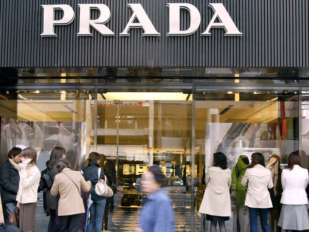 Cum a ajuns Prada, unul dintre cele mai cunoscute branduri de modă de lux, să fie unul dintre cei mai mari producători de pantofi și genți din România?