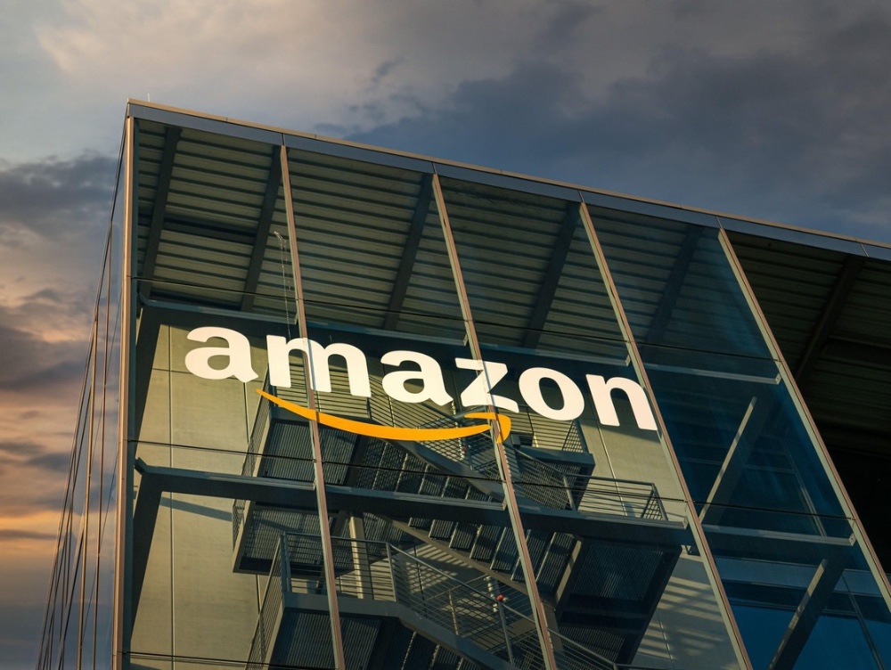 Undă de șoc în retailul mondial. Ce anunț complet neașteptat face Amazon, după ce site-urile chinezești au acaparat tot mai mult din piață și au apărut diverse probleme