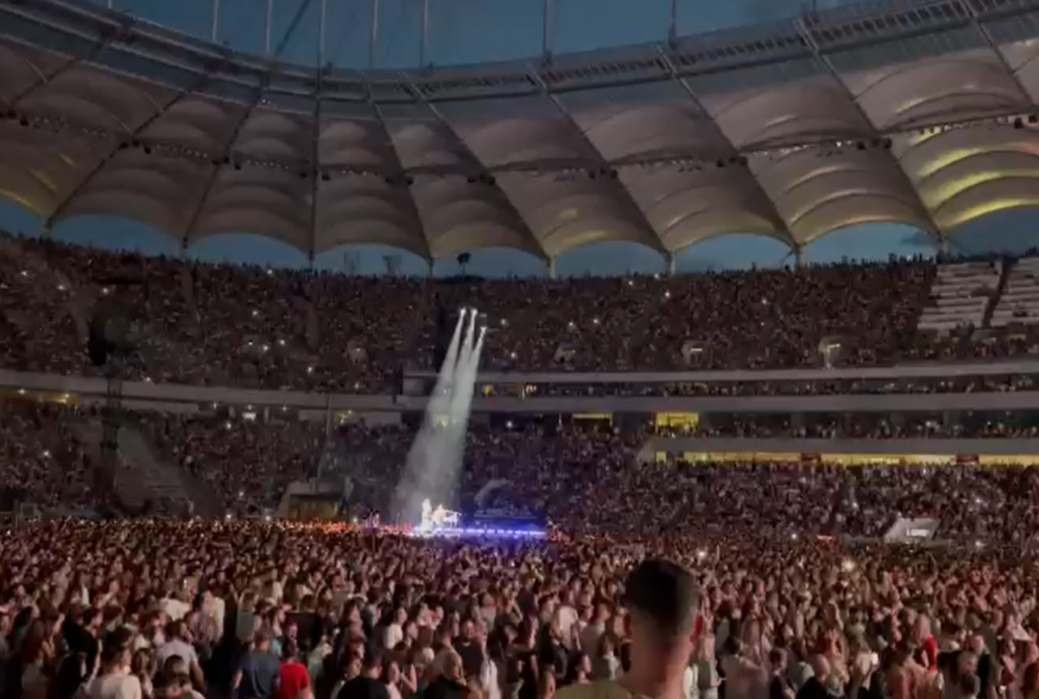 Un manelist a urcat pe scenă lângă Coldplay. Publicul huiduie - VIDEO