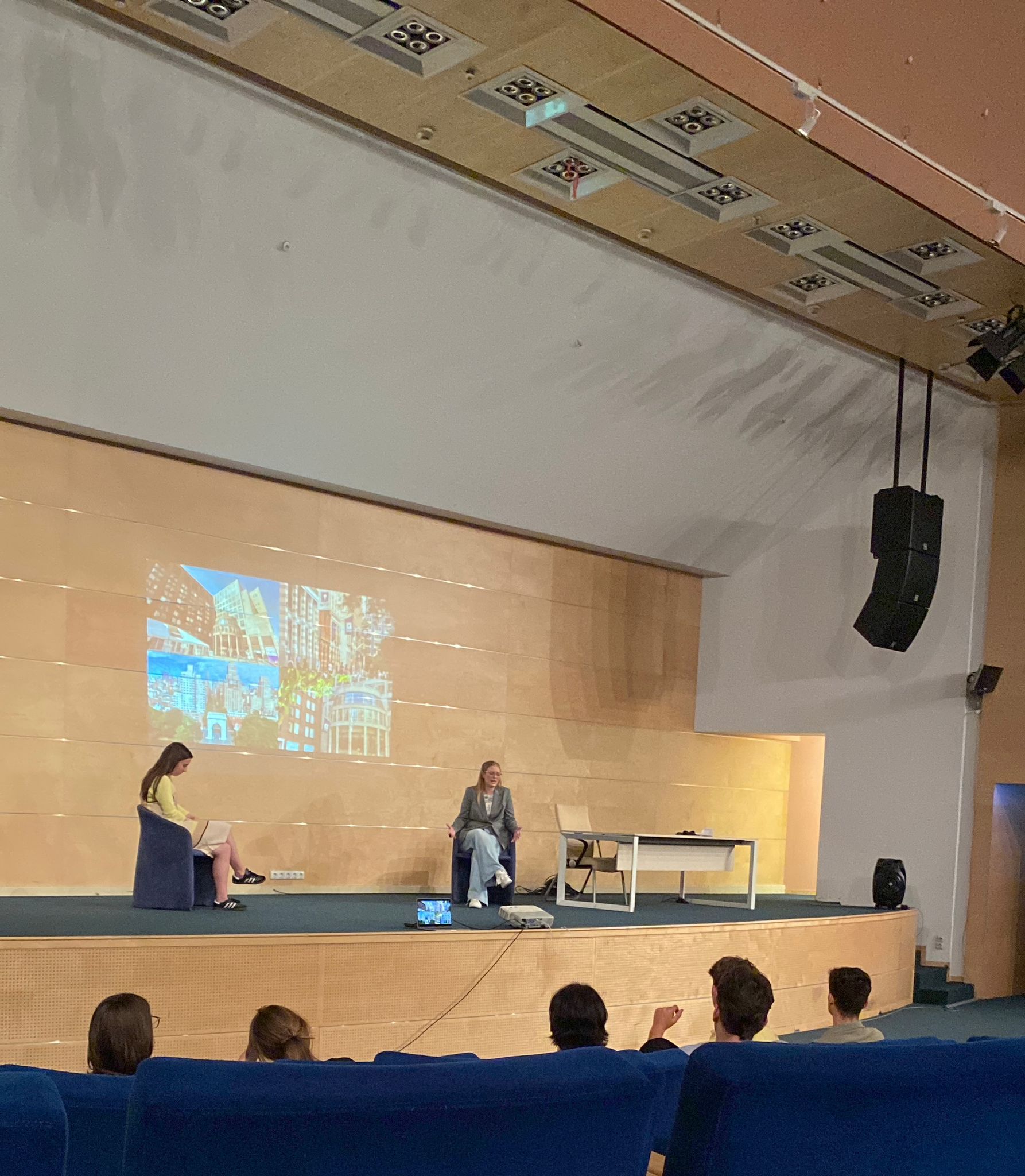 De ce pleacă tinerii români la studii în străinătate?