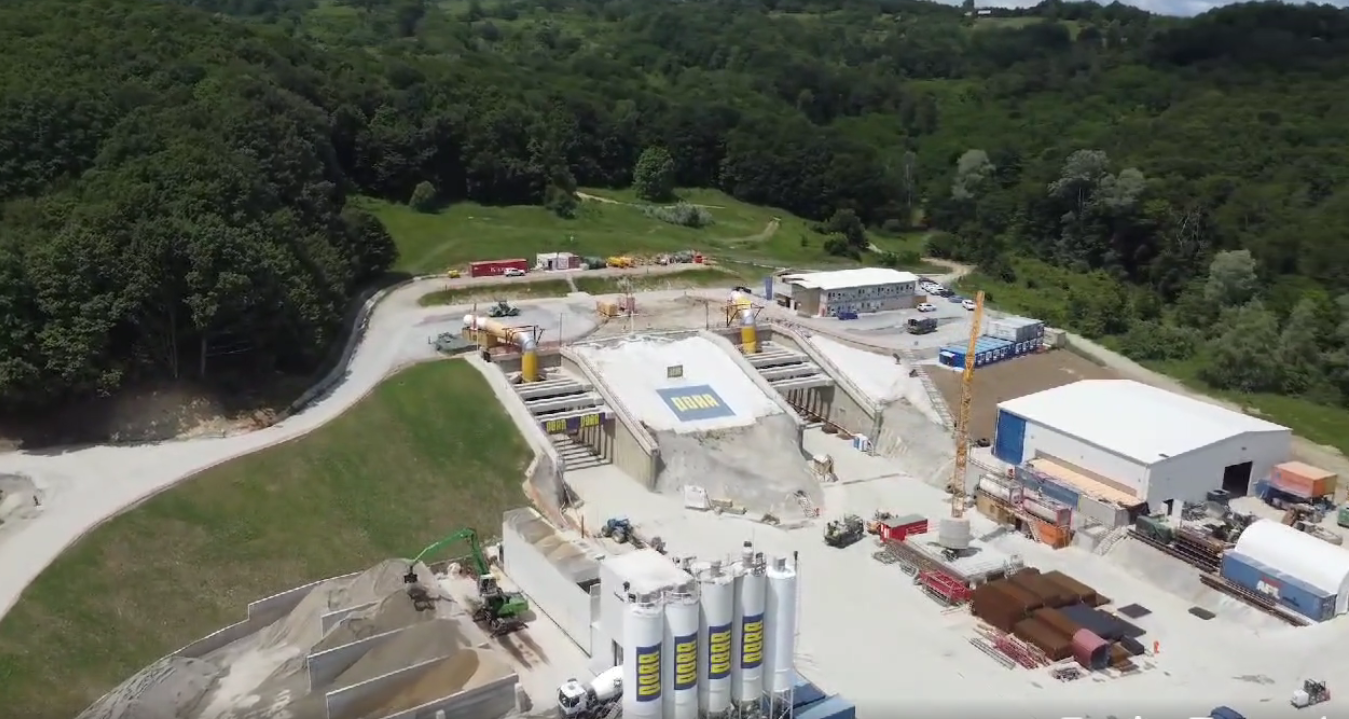 Cum merg lucrările la tunelul rutier din județul Argeș, parte din autostrada A1 Sibiu-Pitești? Constructorul PORR a mobilizat în șantier peste 600 muncitori și 190 de utilaje