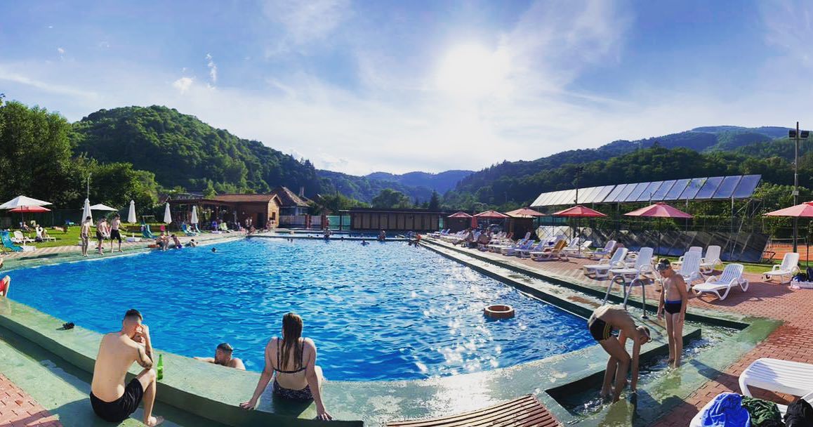 Oaza cu apă rece din Romania: Ștrandul între munți și păduri care aduce anual mii de turiști