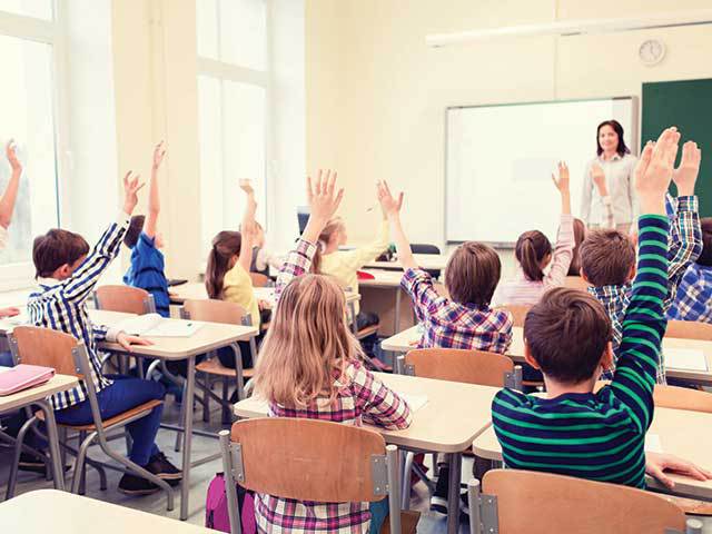 Polonezilor le pleacă profesorii tineri, iar criza din sistemul de învățământ se adâncește. Totuși, elevii polonezi s-au descurcat mai bine decât cei români la testele Pisa