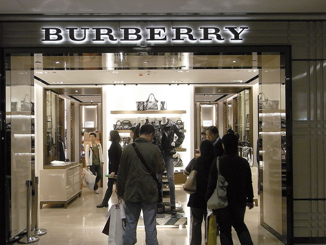 Mișcare surpriză în lumea modei: Celebrul brand britanic Burberry își înlocuiește CEO-ul în încercarea de a revitaliza poziția companiei în îndustria luxului