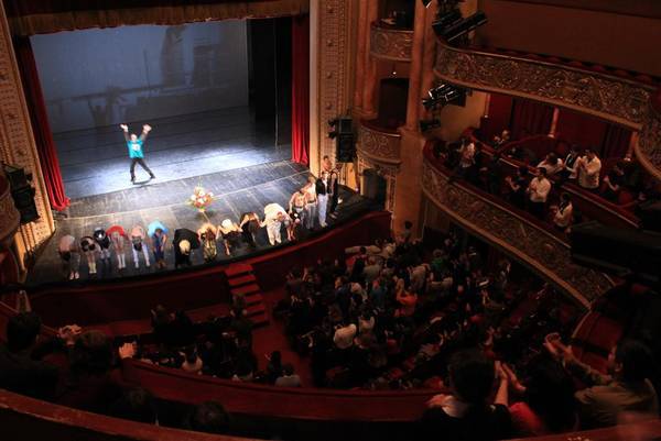 România avea la finele anului trecut 8263 biblioteci, cu număr de 2,4 milioane utilizatori activi, 464 de muzee, cu 19  milioane vizitatori, precum și 175 de teatre și companii de spectacole și concerte, care au înregistrat 6,1 milioane spectatori