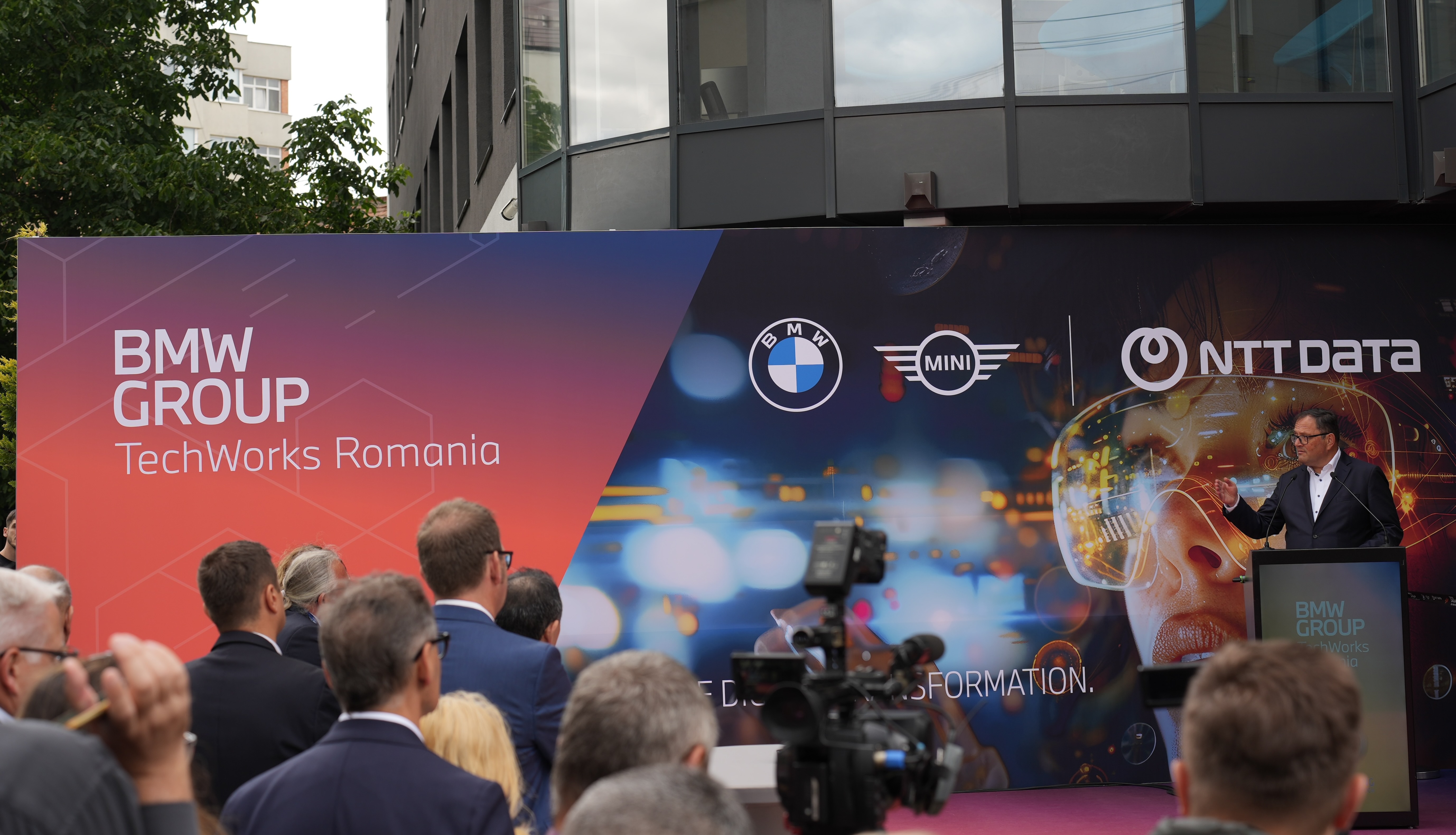 BMW își va dubla până la finele anului, la 250, numărul de oameni angajați în noul hub de IT și software deschis la Cluj Napoca împreună cu japonezii de la NTT Data și are planuri mari de creștere și pentru următorii ani