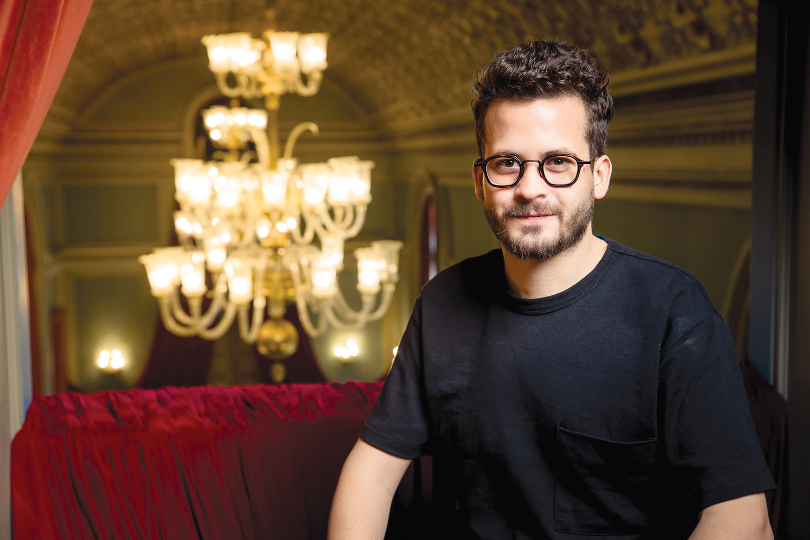 Cu Alexandru Nagy, despre Quo Vadis Opera: Magia unui spectacol itinerant, în care peste 30 de tineri artiști talentați s-au reunit pentru a aduce un omagiu muzicii atemporale a lui Giacomo Puccini.