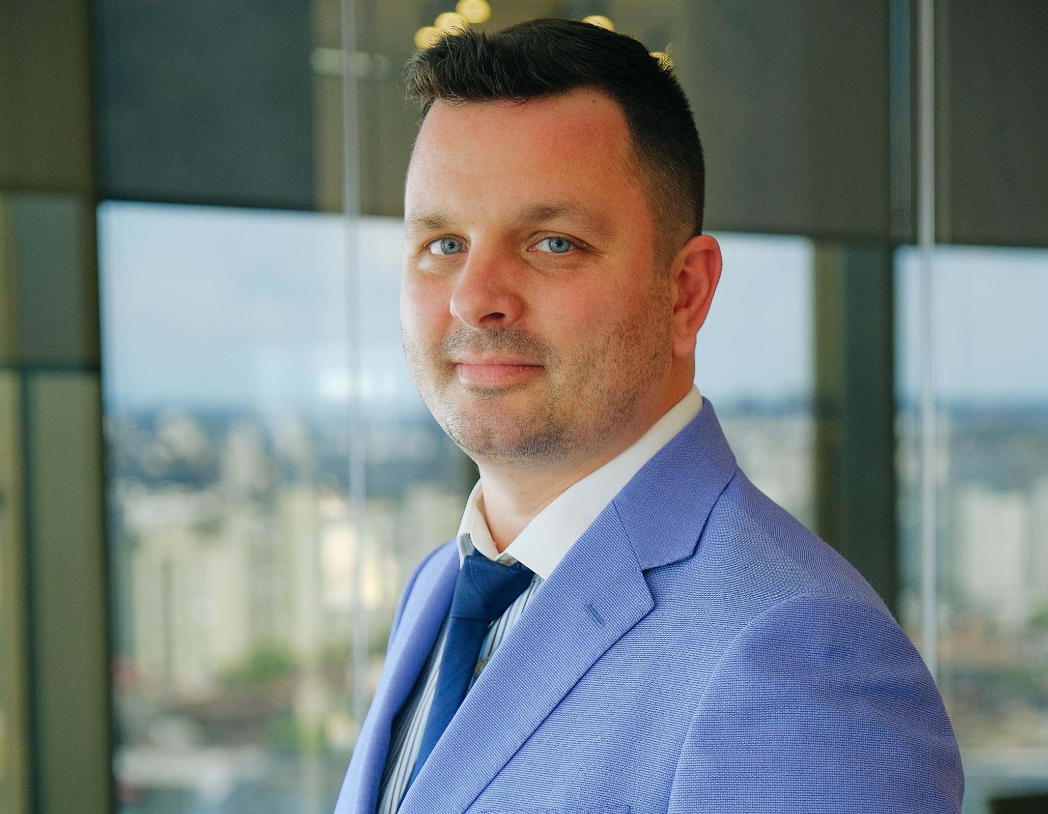 Deloitte încheie un acord cu Amazon Web Services prin care companiile pot avea acces la un laborator de inovare și la finanțări pentru soluții de inteligență artificială și de analiză a datelor