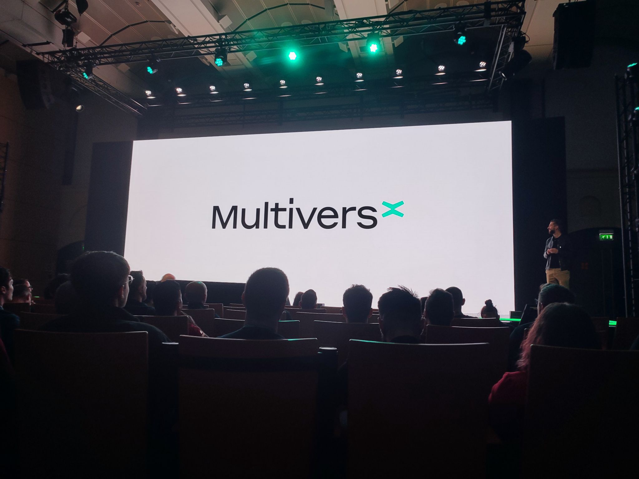 Dosarul furtului de criptomonede în valoare de 120 mil. $ instrumentat de DIICOT vizează atacul împotriva MultiversX din Sibiu, din iunie 2022. Start-up-ul „salută progresele autorităților” și laudă blockchain: infractorii lasă „amprente permanente”. Valoarea celor 1,65 milioane de EGLD este azi de 53 mil. $