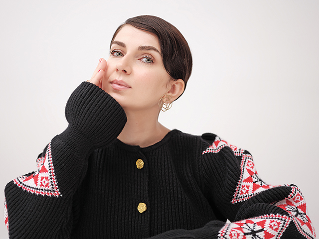 Unul dintre cele mai de succes branduri românești de lux: Povestea Ami Amalia, brandul autohton al Amaliei Săftoiu care a ajuns să impresioneze întreaga lume a modei cu articole inspirate din tradiția românească și care concurează de unul singur cu marile nume din domeniu