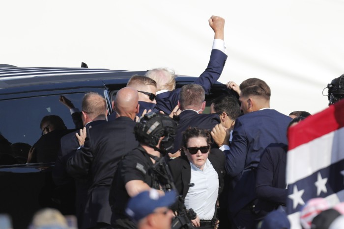 Tentativa de asasinare a lui Donald Trump reprezintă un test pentru Wall Street, investitorii analizând acum șansele de a fi reales în funcția de președinte. În Europa indicii bursieri sunt pe minus. La București, indecizie. Surprinzător, Bitcoin crește puternic