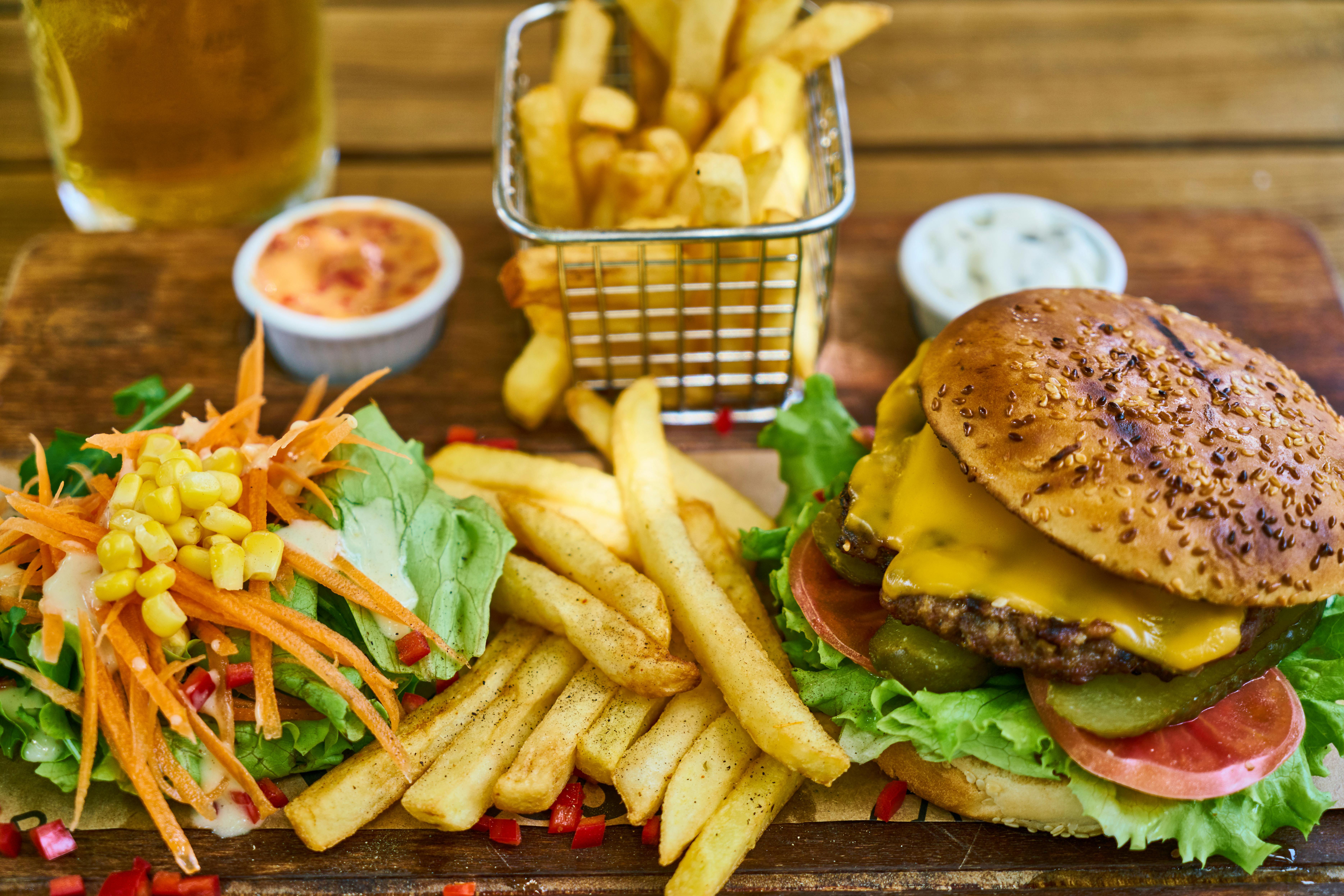 De ce se înghesuie brandurile mari de fast-food să vină în România? Un sfert din banii cheltuiți local în restaurante merg către burgeri, shaorma și pui prăjit