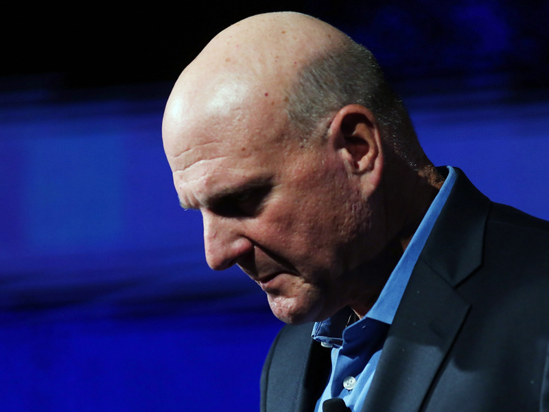 Pentru prima oară în istorie, Steve Ballmer, fostul CEO al Microsoft, l-a depășit pe fondatorul Bill Gates în topul miliardarilor
